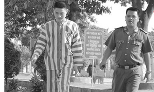 Sat thu Le Van Luyen doc sach Phat, hoc cham cuu trong tu