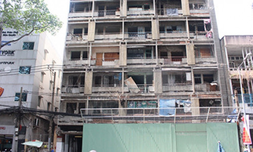 Chung cư 727 xập xệ, cũ nát từ nhiều năm qua làm xấu đi bộ mặt đô thị của TP.HCM. Ảnh: H.Trâm.