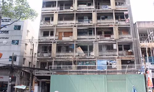 Chung cư 727 xập xệ, cũ nát từ nhiều năm qua làm xấu đi bộ mặt đô thị của TP.HCM. Ảnh: H.Trâm.