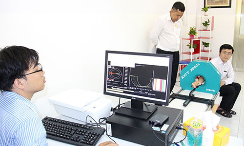 Chiếc máy pQCT đang được dùng để nghiên cứu về loãng xương tại phòng thí nghiệm của Đại học Tôn Đức Thắng.