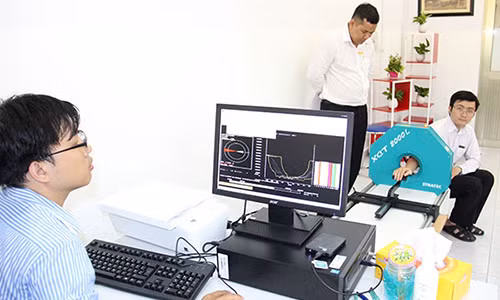 Chiếc máy pQCT đang được dùng để nghiên cứu về loãng xương tại phòng thí nghiệm của Đại học Tôn Đức Thắng.