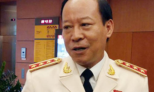 Thượng tướng Lê Quý Vương, Thứ trưởng Bộ Công an, trao đổi bên hành lang Quốc hội sáng 20/7. Ảnh: Hoài Vũ.