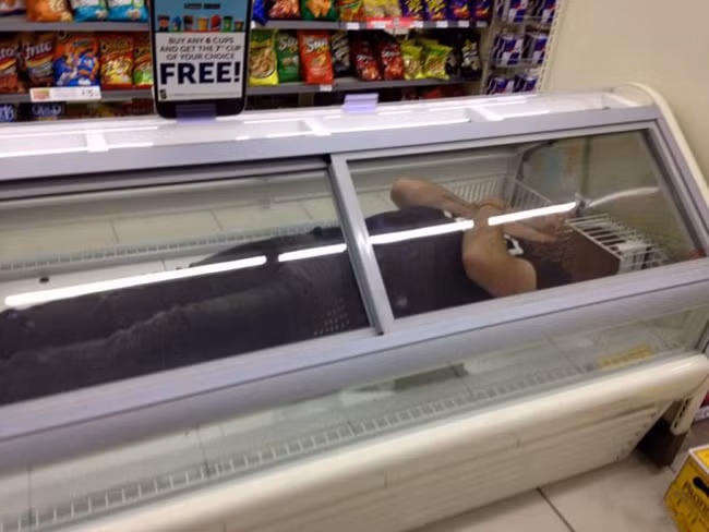 Ở đây có dịch vụ nằm "tủ kính" miễn phí nè.