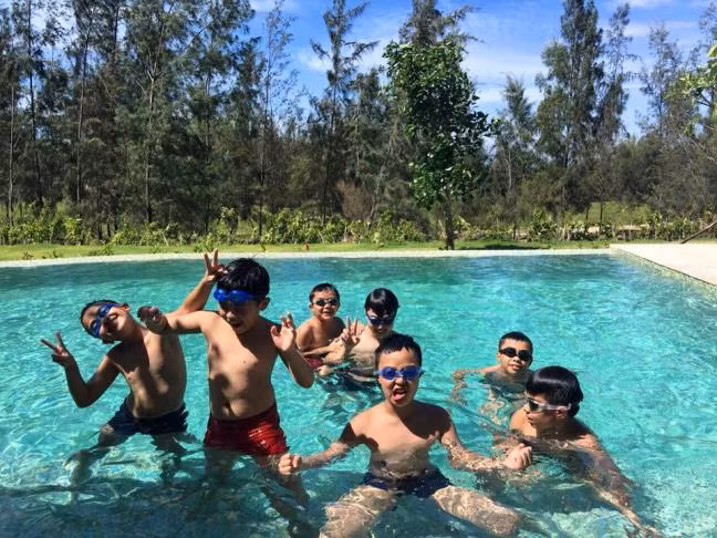 Gần đây, khi những hình ảnh hẹn hò của đại gia kim cương và Hồ Ngọc Hà vẫn chưa “giảm nhiệt” trên mạng xã hội thì trên trang cá nhân của mình, chị Vân Anh, vợ Chu Đăng Khoa bất ngờ đăng tải bức ảnh những đứa con xinh xắn, đáng yêu và kèm dòng chữ “của để dành”.