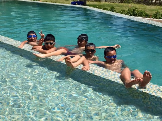 Trong ảnh, những đứa con và cháu trai của 2 vợ chồng đại gia kim cương đang vui vẻ cùng chơi đùa dưới bể bơi khiến ai nấy đều thích thú. Nhìn tấm hình, nhiều người gửi lời chúc mừng đến chị Vân Anh bởi dù có cuộc sống hôn nhân không trọn vẹn nhưng sau tất cả, chị vẫn sở hữu trong tay những "món quà vô giá" mà thượng đế ban cho. Với một người phụ nữ, thì đây đã là niềm hạnh phúc ngập tràn.