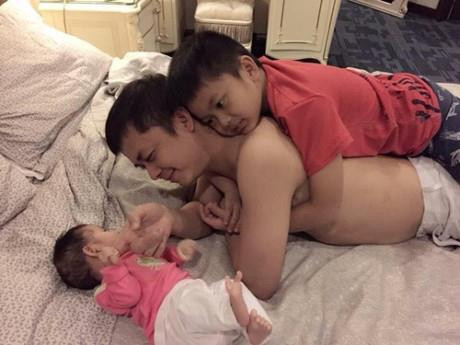 Mặt khác, trong lúc chị Vân Anh có các con làm “chỗ dựa”, có danh phận, được ủng hộ thì Hà Hồ không danh phận, lại chịu nhiều điều tiếng, phải gồng mình hứng chịu gạch đá từ dư luận. Liệu rằng chỉ với “tình yêu” mà hiện tại Chu Đăng Khoa dành cho có đảm bảo tương lai Hà Hồ sẽ được hạnh phúc? Rõ ràng, với tình thế hiện tại thì Hà Hồ thua thiệt về mọi mặt. Nhiều người đang băn khoăn tự hỏi không biết liệu chuyện tình của đại gia kim cương và Hà Hồ sẽ đi đến đâu? Ngày Hà Hồ được sánh bước bên Chu Đăng Khoa một cách đàng hoàng chắc còn xa xôi lắm!