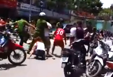 Hiện trường lúc Công an can ngăn vụ đánh nhau. Ảnh: Cắt từ clip