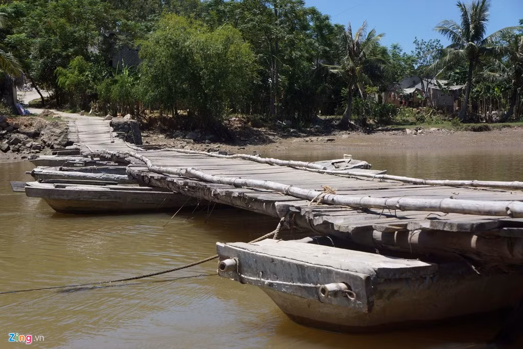 Đến năm 1998, một số người dân trong làng đã cùng nhau góp tiền làm cầu phao nổi bắc qua sông để thuận tiện cho việc làm ăn. Chiếc cầu có kết cấu 5 nhịp phao, dài 100 m, rộng 1 m.