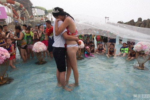 Chí Cường đã chủ ý cầu hôn vào ngày Valentine Trung Quốc hay còn gọi là ngày Thất tịch, ngày Ngưu Lang - Chức Nữ. Theo truyền thuyết, mỗi năm một lần vào ngày 7/7 âm lịch tức ngày Thất tịch, đôi tình nhân sẽ được trùng phùng trên cầu Ô Thước do đàn quạ theo lệnh Ngọc hoàng tạo thành. Ngưỡng mộ tình cảm sâu đậm của Ngưu Lang - Chức Nữ, nhiều đôi tình nhân Trung Quốc đã chọn ngày này để tỏ tình, cầu hôn hoặc đăng ký kết hôn.