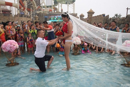 Mới đây, những hình ảnh về màn cầu hôn dưới mưa lãng mạn một cách bất đắc dĩ của một chàng trai người Yên Đài, Sơn Đông, Trung Quốc đang được cư dân mạng liên tục truyền tay nhau. Chàng trai Cúc Chí Cường đã lên một kế hoạch cầu hôn hoàn hảo tại công viên nước Yên Đài. Anh chuẩn bị nhẫn kim cương lấp lánh, một bó hoa hồng và cả một bộ bikini hai mảnh kết hoa hồng nổi bật dành cho bạn gái mình là Mộ Hiểu Khiết... Tất cả đều chu đáo hoàn hảo cho đến khi trời đổ mưa đột ngột.