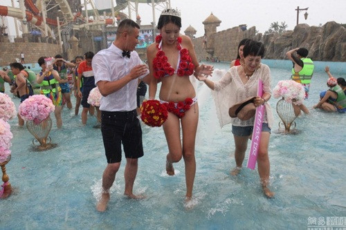 Nhiều người bật cười vì sự xui xẻo của Chí Cường, họ cho rằng trời mưa là khởi đầu không tốt cho một cuộc hôn nhân. Tuy nhiên nhiều người khác lại bình luận, cơn mưa là lời chúc phúc của Ngưu Lang và Chức Nữ dành cho đôi tình nhân trẻ, mong rằng cả hai sẽ cùng nhau vượt qua mọi thử thách trong cuộc sống sau này.