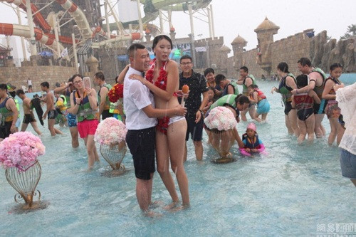 Chàng trai Cúc Chí Cường cũng vậy, màn cầu hôn tại công viên nước của anh chàng lẽ ra đã rất hoàn hảo nếu không có sự xuất hiện bất ngờ của cơn mưa ngang qua. Ngay sau khi Mộ Hiểu Khiết nhận lời cầu hôn của Chí Cường, trời kéo mây đen và mưa như trút nước.