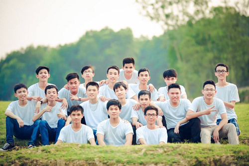 Các thành viên tích cực giúp đỡ nhau trong học tập.