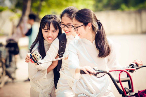 Võ Thị Liên (ở giữa) đạt 27,45 điểm khối A.