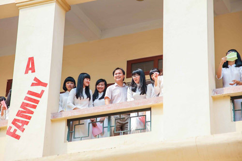 Thầy hiệu trưởng là người góp công lao lớn cho thành tích của lớp.