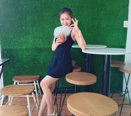 Và đến giờ, khi chỉ mới 23 tuổi, cô đã sở hữu một chuỗi cửa hàng kinh doanh trực tuyến trên mạng xã hội và cho doanh thu hơn 500 triệu/tháng.