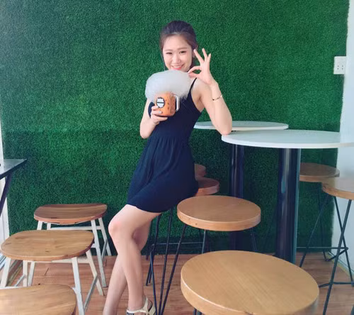 Và đến giờ, khi chỉ mới 23 tuổi, cô đã sở hữu một chuỗi cửa hàng kinh doanh trực tuyến trên mạng xã hội và cho doanh thu hơn 500 triệu/tháng.