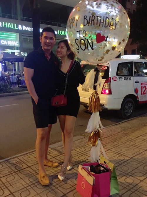 Sau khi những hình ảnh về chàng doanh nhân trẻ được chia sẻ rộng rãi trên mạng xã hội, dân mạng đã lùng sục thông tin về gia thế của Công Sơn.