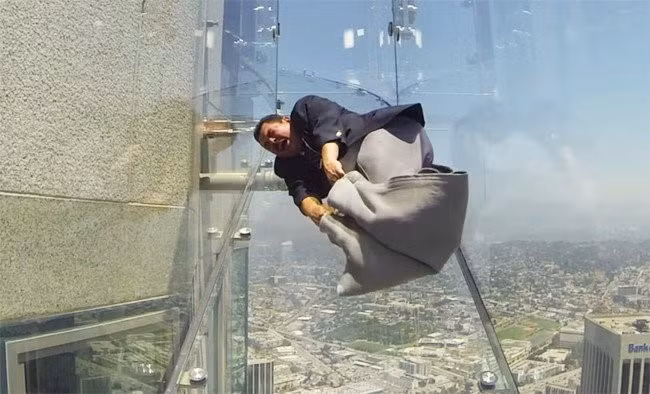 Chủ tòa nhà chọc trời cho hay, Skyslide là đường trượt của những “lá gan thép”. Tiếng la hét sợ hãi pha lẫn thích thú có thể nghe thấy từ xa.