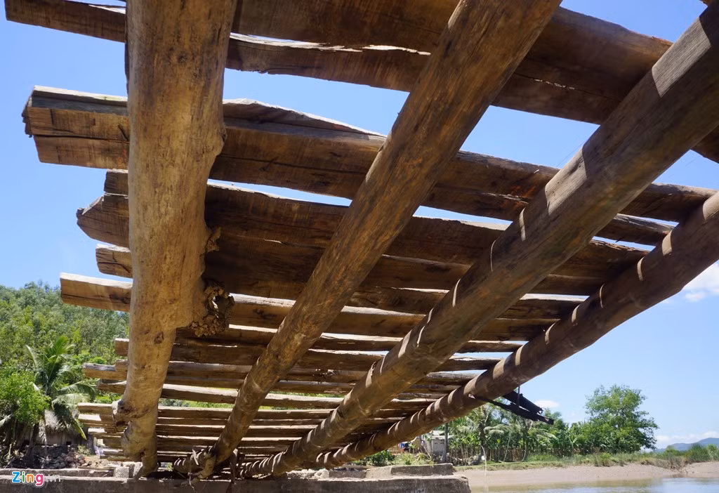 Những thanh gỗ rời rạc, dễ dàng "nuốt" chân người đi bộ.