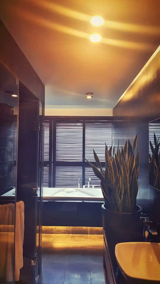 Không gian trong nhà luôn có ánh sáng mặt trời chiếu vào rất tự nhiên, thoáng đãng. Phòng tắm với kiến trúc hiện đại nhưng vẫn ngập tràn cây xanh mang đến cảm giác vô cùng dễ chịu.