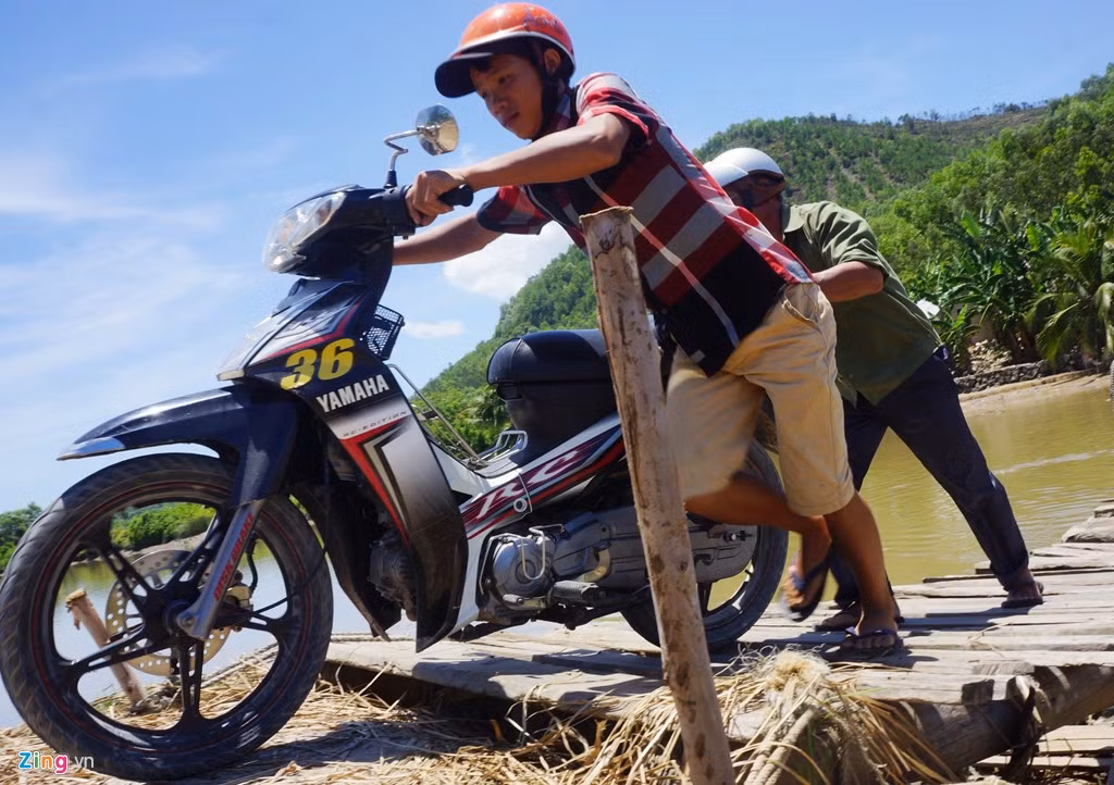 Dù biết nguy hiểm rình rập, nhưng hàng ngày vẫn có hàng trăm lượt người qua lại vì không còn cách nào khác. Nhiều người sợ hãi tai nạn xảy ra nên phải dắt xe qua cầu.