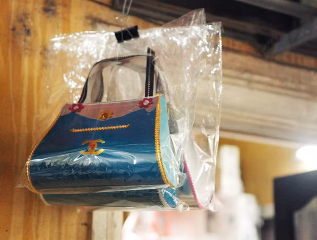 ...mẫu mã đa dạng, bắt mắt, toàn nhãn hiệu nổi tiếng trên thế giới, có giá 30.000 đồng/chiếc.