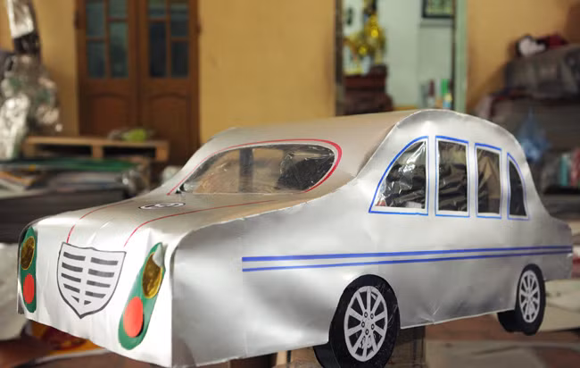 Bà Liên, chủ cơ sở sản xuất "cho người cõi âm" cho biết, năm nay mặt hàng ô tô rất được ưa chuộng. Tôi phải thuê thêm 3, 4 công nhân, một ngày sản xuất được vài chục cái nhưng vẫn không đáp ứng hết nhu cầu của thị trường.