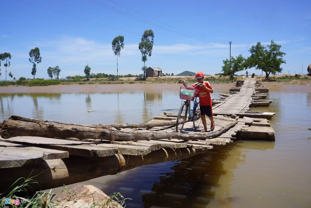 Ông Nguyễn Thế Hợi, Trưởng làng Cóc cho biết, chuyện người và phương tiện trượt ngã khi qua cầu phao tử thần là thường xuyên xảy ra, nhất là trong mùa mưa bão. Tuy nhiên, người lớn muốn được đi chợ, đến trung tâm xã, trẻ em muốn đến trường vẫn phải hằng ngày qua cầu. "Đã có hai người tử vong khi đi qua cầu khi trời mưa vì không được phát hiện sớm. Chúng tôi khẩn thiết mong cấp trên đầu tư kinh phí xây dựng chiếc cầu cứng để an tâm sinh sống" - ông Hợi bày tỏ.