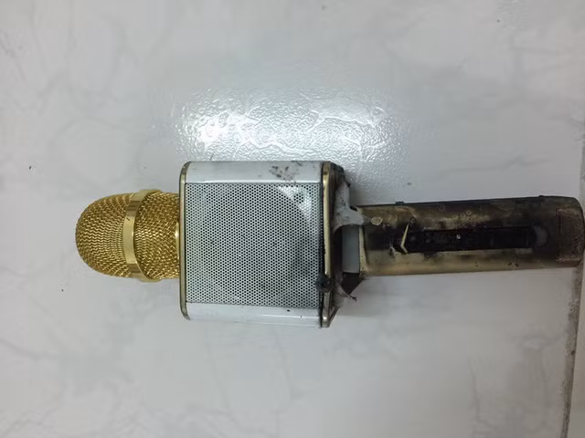 Coi chung chay den nguoi voi micro hat karaoke-Hinh-2