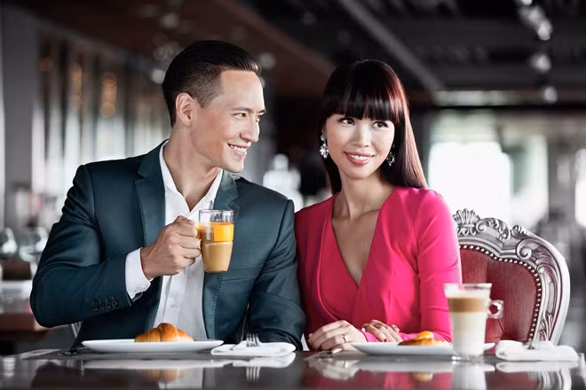 Xuất hiện trong chiếc váy hồng cánh sen khoe vòng eo thon và vòng một quyến rũ, Hà Anh khiến nam diễn viên Hương Ga không khỏi bất ngờ bởi phong cách thời trang hiện đại và nữ tính.