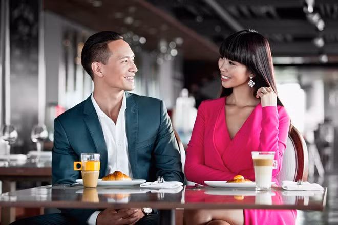 Dù từng xuất hiện cùng nhau trong nhiều sự kiện trước đây nhưng cả hai vẫn có rất ít cơ hội gặp gỡ riêng. Hà Anh không giấu được vẻ ngạc nhiên về nam diễn viên điển trai.