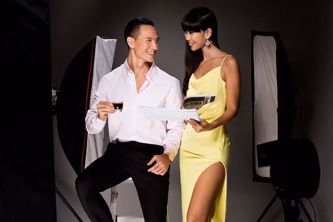 Ngay sau cuộc gặp gỡ, cả hai bắt đầu cho buổi chụp hình đã được chuẩn bị từ trước. Trước ống kính, cặp đôi thể hiện nhiều cử chỉ tình tứ bên nhau.