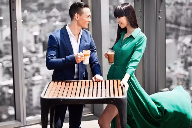 Kim Lý là nam diễn viên được biết đến qua vai diễn trong bộ phim Hương Ga. Vẻ nam tính, điển trai cùng lối diễn xuất tự nhiên của anh chiếm được trái tim của nhiều fan nữ yêu điện ảnh. Hà Anh lại là nữ siêu mẫu sở hữu ngoại hình nóng bỏng cùng những thành tích đáng nể trên sàn catwalk. Chính vì thế, sự kết hợp của cặp đôi Hà Anh - Kim Lý trong bộ ảnh này đã mang đến nhiều sự bất ngờ cho người hâm mộ.