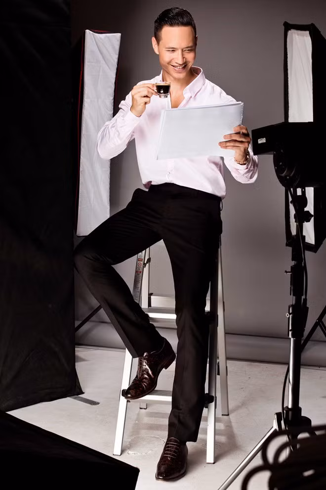 “Tôi thích dùng Espresso Intenso trước mỗi một buổi chụp hình. Nhấp vào môi, đầu tiên là lớp crema mềm nhẹ, mới chỉ hơi vương chút cà phê. Thêm một chút nữa, khi lưỡi đã quen với vị hạnh nhân của crema, sẽ là vị nồng đậm đến bất ngờ”, anh chia sẻ.