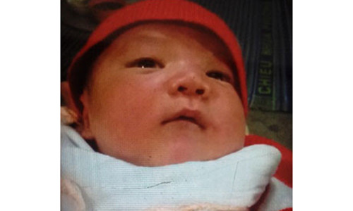 Be so sinh mat tich khi me cho nguoi la di nho ve sinh