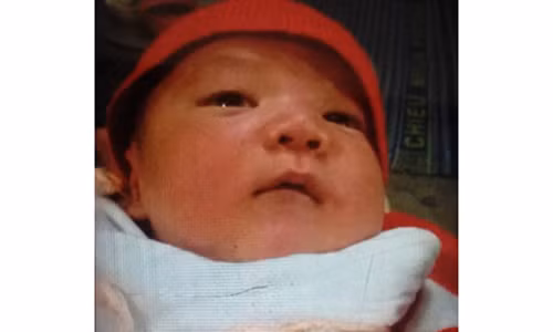 Be so sinh mat tich khi me cho nguoi la di nho ve sinh