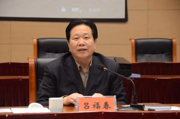 Quan tham Trung Quoc xanh mat vi me tin di doan