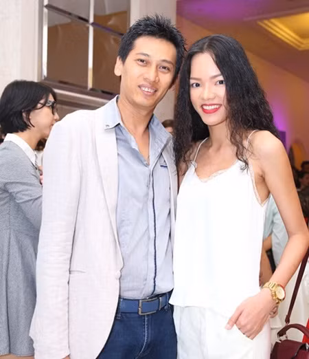 Phùng Ngọc Yến Chân dài thường cặp với đại gia, thế nhưng người mẫu Phùng Ngọc Yến lại quyết đi ngược với quy luật ấy. Năm 2010, Yến khiến bạn bè bất ngờ khi đưa thiệp mời mà chú rể là chàng trai được bạn bè cô đánh giá hiền lành, ít nói, thậm chí giản dị dưới mức cho phép. Có lẽ cái hơn duy nhất của chồng Phùng Ngọc Yến so với cô là cao hơn cô, đó cũng là lý do khiến anh có biệt hiệu Long cao. Vào đầu năm 2010, Phùng Ngọc Yến và chồng đã chính thức lấy nhau với một đám cưới giản dị được tổ chức theo kiểu thôn quê.