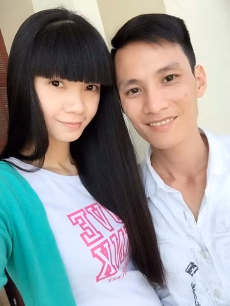 Hạ Vy Cuộc hôn nhân “kỳ lạ” của bà chủ của Venus miền Bắc Hạ Vy và ông xã Từ Đức Hưng khiến nhiều người không ngờ tới. So với vẻ hào nhoáng của giới showbiz, đi ngược lại với nhận định của nhiều người khi cho rằng “chân dài thì phải đi với đại gia”, ông xã của Hạ Vy vốn là một người bình thường với dáng người nhỏ bé hơn rất nhiều so với cô. Anh xuất thân là người làm nhà nước, lương ba cọc ba đồng, sau rồi anh chấp nhận bỏ công việc nhà nước nhàn hạ để phụ giúp công việc cho vợ.