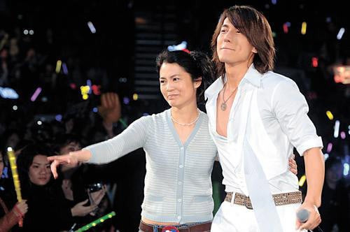 Ngôn Thừa Húc và Sài Trí Bình: Thành viên F4 tỏa sáng thành sao sau một vai diễn là nhờ công Sài Trí Bình. Nhưng sau này, khi có tiếng nói, Ngôn Thừa Húc thẳng thắn cho rằng Sài là người không đáng để anh mang ơn. Anh gọi bà là “quỷ hút máu”, bóc lột sức lao động của nghệ sĩ. Quan hệ giữa họ chính thức chấm dứt vì thái độ qua cầu rút ván của tài tử.