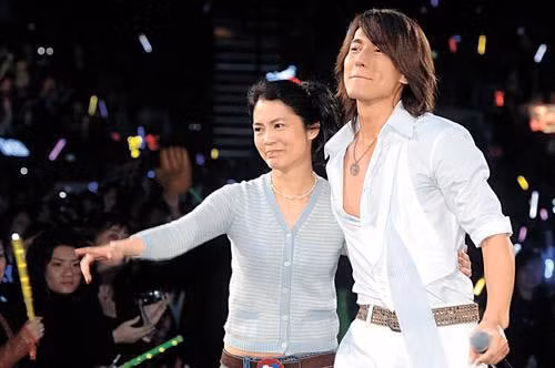 Ngôn Thừa Húc và Sài Trí Bình: Thành viên F4 tỏa sáng thành sao sau một vai diễn là nhờ công Sài Trí Bình. Nhưng sau này, khi có tiếng nói, Ngôn Thừa Húc thẳng thắn cho rằng Sài là người không đáng để anh mang ơn. Anh gọi bà là “quỷ hút máu”, bóc lột sức lao động của nghệ sĩ. Quan hệ giữa họ chính thức chấm dứt vì thái độ qua cầu rút ván của tài tử.