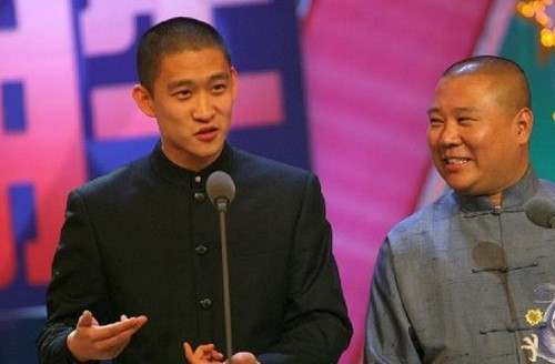 Quách Đức Cương và Tào Vân Kim: Tại Trung Quốc, Quách Đức Cương là sao gạo cội có tiếng nói. Trong khi đó, Tào Vân Kim chỉ được biết đến với tư cách học trò nhỏ của Quách. Sau 6 năm được dạy dỗ, Tào Vân Kim chỉ trích công khai thầy. Trong tâm thư gửi truyền thông, Tào tố Quách thu học phí cao, sẵn sàng đuổi bất kỳ ai khỏi lớp vì chưa nộp đủ tiền. Không chỉ thế, Quách Đức Cương còn có quan hệ ngoài luồng với nhiều diễn viên nữ. Sau bê bối này, Quách tuyên bố không có người trò hỗn xược như Tào Vân Kim.