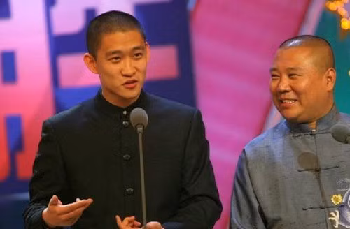 Quách Đức Cương và Tào Vân Kim: Tại Trung Quốc, Quách Đức Cương là sao gạo cội có tiếng nói. Trong khi đó, Tào Vân Kim chỉ được biết đến với tư cách học trò nhỏ của Quách. Sau 6 năm được dạy dỗ, Tào Vân Kim chỉ trích công khai thầy. Trong tâm thư gửi truyền thông, Tào tố Quách thu học phí cao, sẵn sàng đuổi bất kỳ ai khỏi lớp vì chưa nộp đủ tiền. Không chỉ thế, Quách Đức Cương còn có quan hệ ngoài luồng với nhiều diễn viên nữ. Sau bê bối này, Quách tuyên bố không có người trò hỗn xược như Tào Vân Kim.