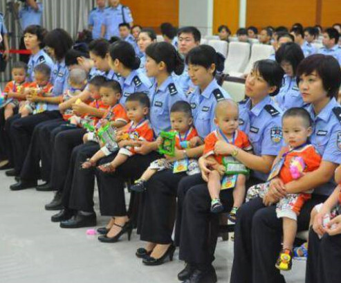 Những em bé may mắn được cơ quan chức năng giải cứu.