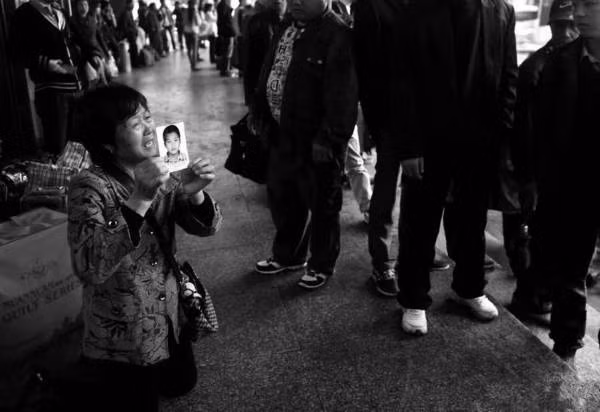 Những con số thống kê dưới đây, sẽ làm nhiều người giật mình trước tội ác bọn buôn người gây ra cho các gia đình có trẻ em bị bắt cóc. Theo thống kê chưa đầy đủ đăng trên Tân Hoa xã và một số tờ báo lớn của Trung Quốc, mỗi năm, nước này có khoảng 200.000 trẻ em mất tích và số lượng quay về chỉ chiếm 0,1%.