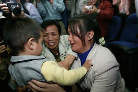 Ngoài các bài viết trên báo chí và mạng xã hội, nhiều chương trình truyền hình cũng đề cập đến vấn đề này. Trong đó, nêu lên sự đau khổ của những gia đình bị mất con hoặc niềm hạnh phúc của những người may mắn được gặp lại thân nhân sau hàng chục năm xa cách.