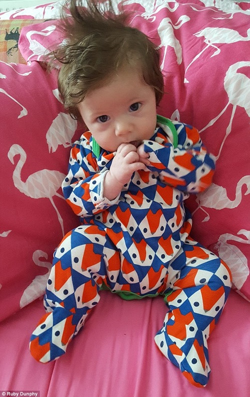 Ruby Dunphy gửi ảnh em bé sơ sinh 3 tháng tuổi Caleb của cô với món tóc mai đáng yêu.