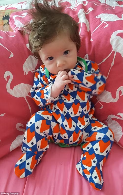 Ruby Dunphy gửi ảnh em bé sơ sinh 3 tháng tuổi Caleb của cô với món tóc mai đáng yêu.