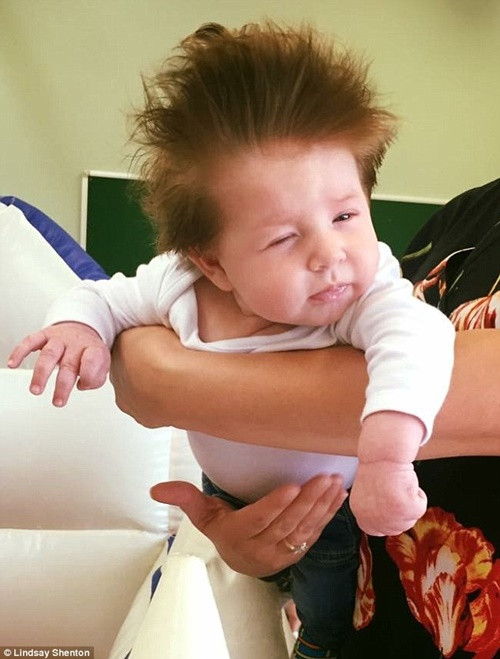 Em bé Stanley đáng yêu 13 tuần tuổi. Mẹ bé cho hay bé đã cắt tóc 2 lần nhưng khi tóc mới mọc lại vẫn trông thế này.